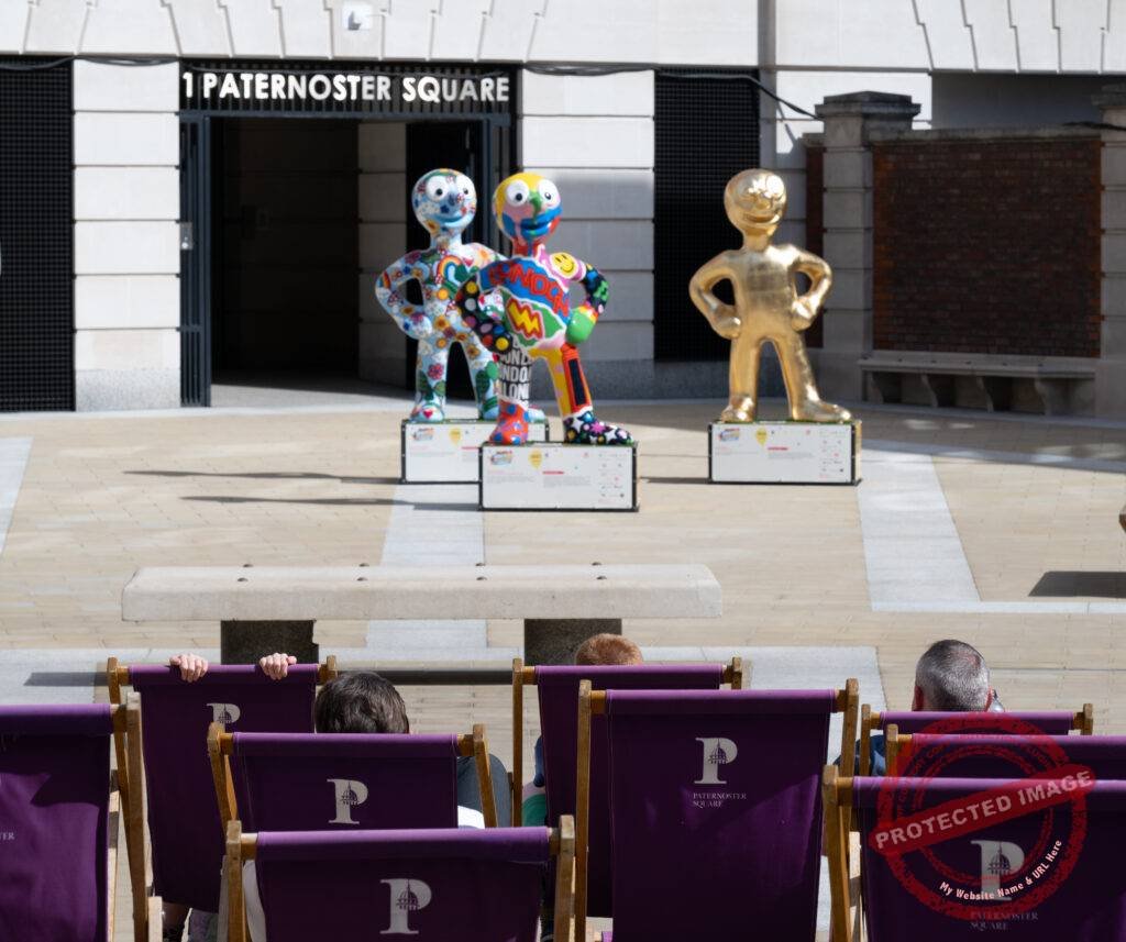 Performing statues and audience